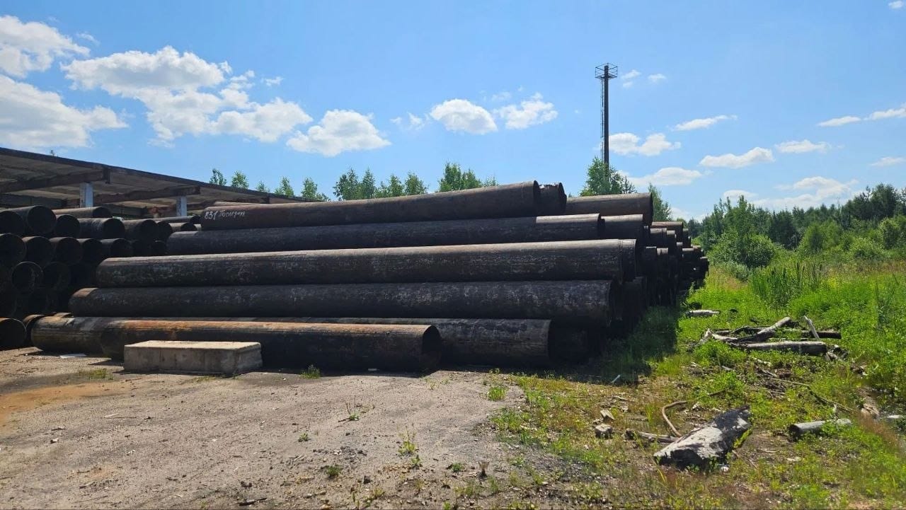 Трубы б/у под навесом на площадке хранения